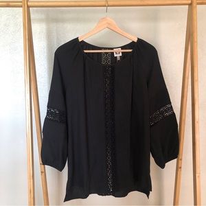 ANNE KLEIN FLOWY BLACK TOP WITH CROCHET DETAIL. SIZE 6. NWT